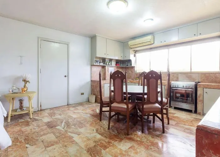 Guest house 131 Roosevelt Ave Penthouse 25 Mbps Manila